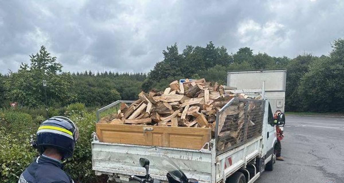 L'utilitaire est en surcharge de plusieurs tonnes, les gendarmes arrêtent l'automobiliste avant que les choses dérapent