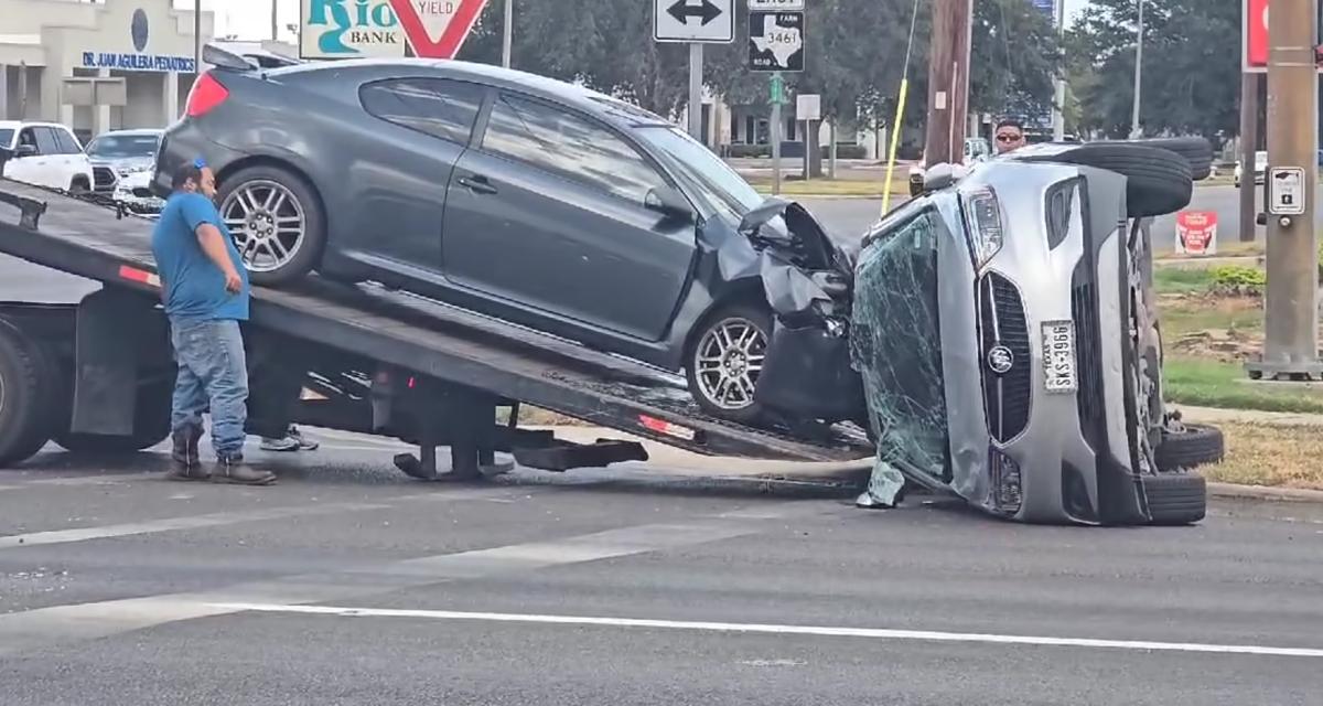 Vidéo - Une dépanneuse tente de retourner une voiture accidentée à l'aide... d'une autre voiture !