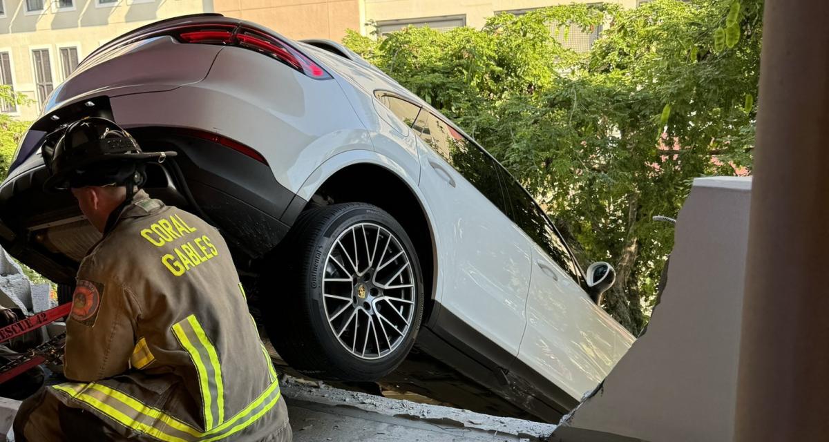 Regarder la vidéo Vidéo - Elle se trompe de pédale et se retrouve suspendue dans le vide au 3ème étage d’un parking 