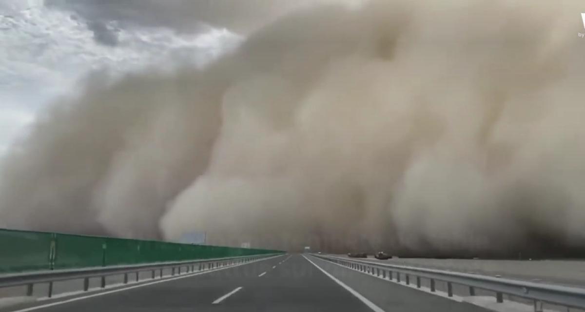 Vidéo - Un automobiliste pris dans une tempête de sable sur l'autoroute