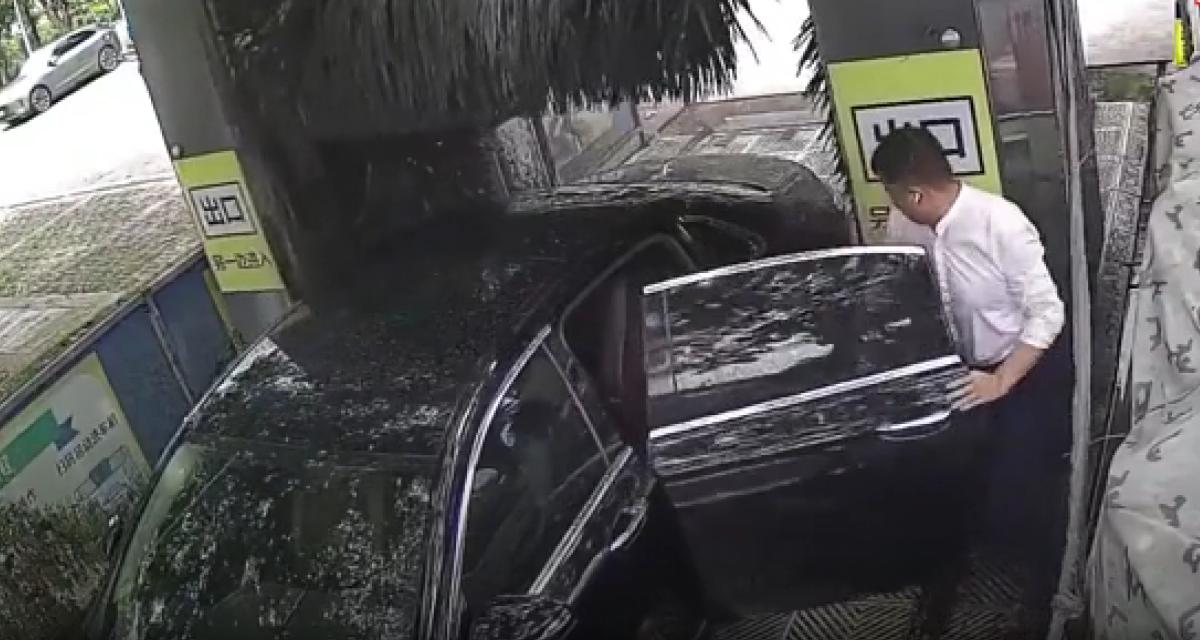 Vidéo - La grosse boulette d'un automobiliste en plein lavage de sa voiture