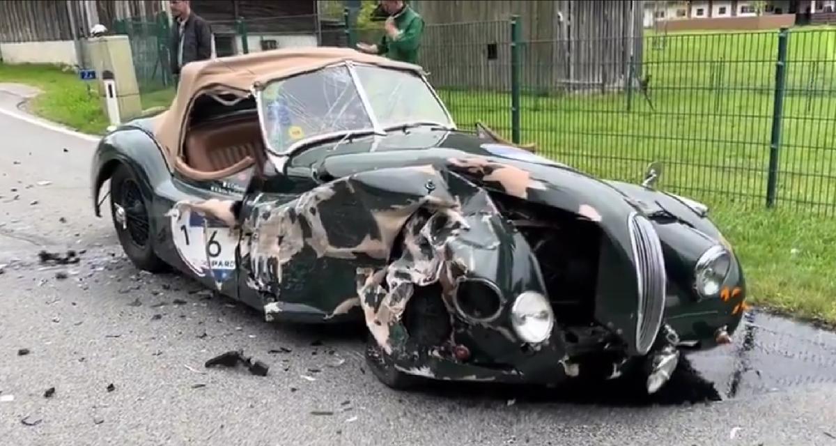 Regarder la vidéo Une  superbe Jaguar de collection endommagée à cause d’une conductrice distraite