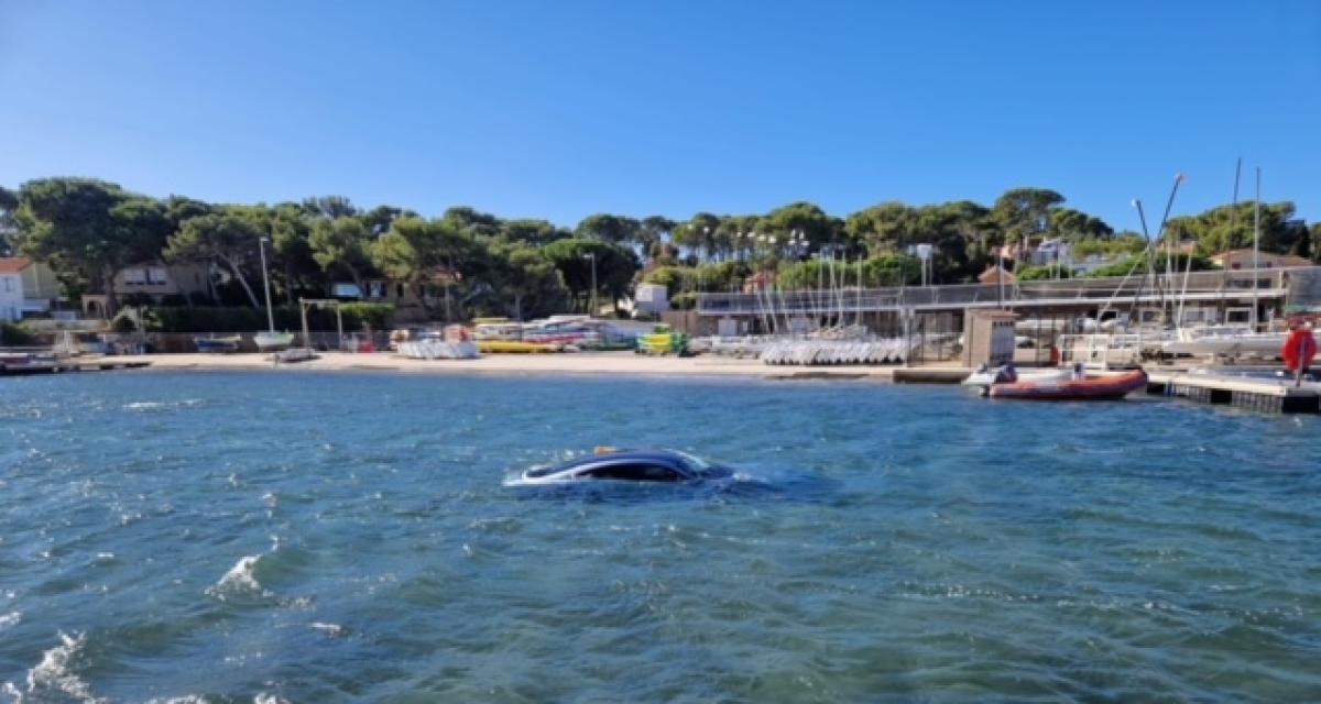 Tombée dans le port, une Porsche reste plusieurs jours à l'eau !