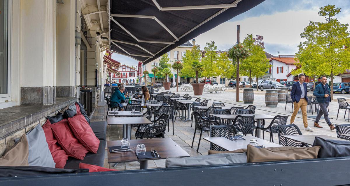 Avant les mauvais jours, une voiture voulait prendre le soleil sur la terrasse d'un café