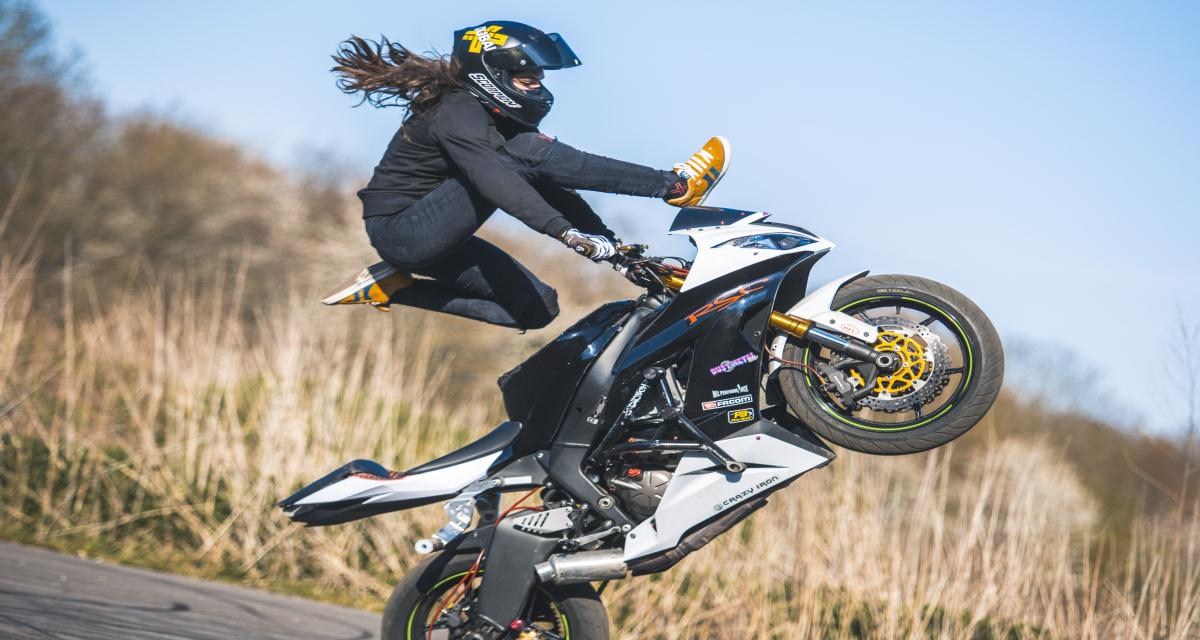 Elle postule pour être cascadeuse moto en 1976, elle est acceptée il y a quelques jours