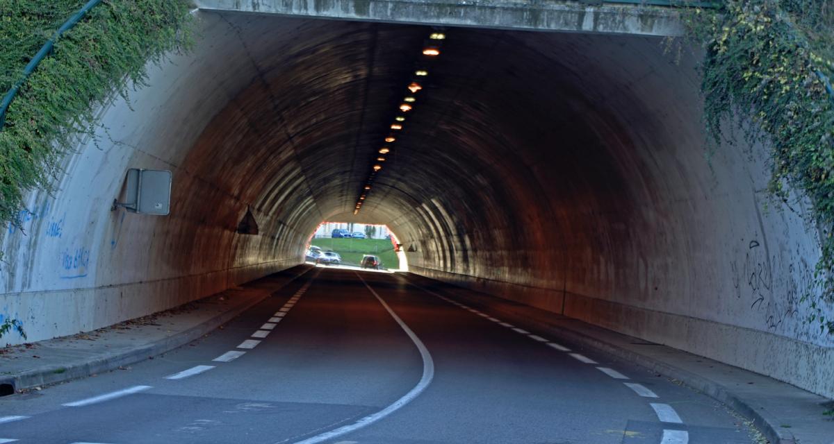 Ivre, il attache un matelas à son véhicule, il l'oubli dans un tunnel