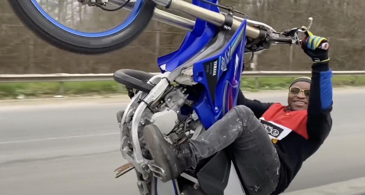 Un célèbre rappeur est interpellé sans casque réalisant des roues arrières