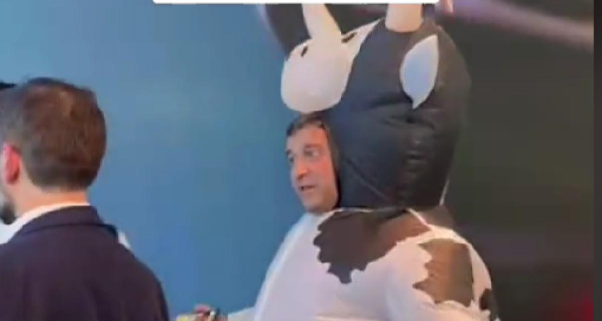 Un patron de garage se déguise en vache sur le stand Peugeot au Mondial de l'auto pour exprimer son calvaire