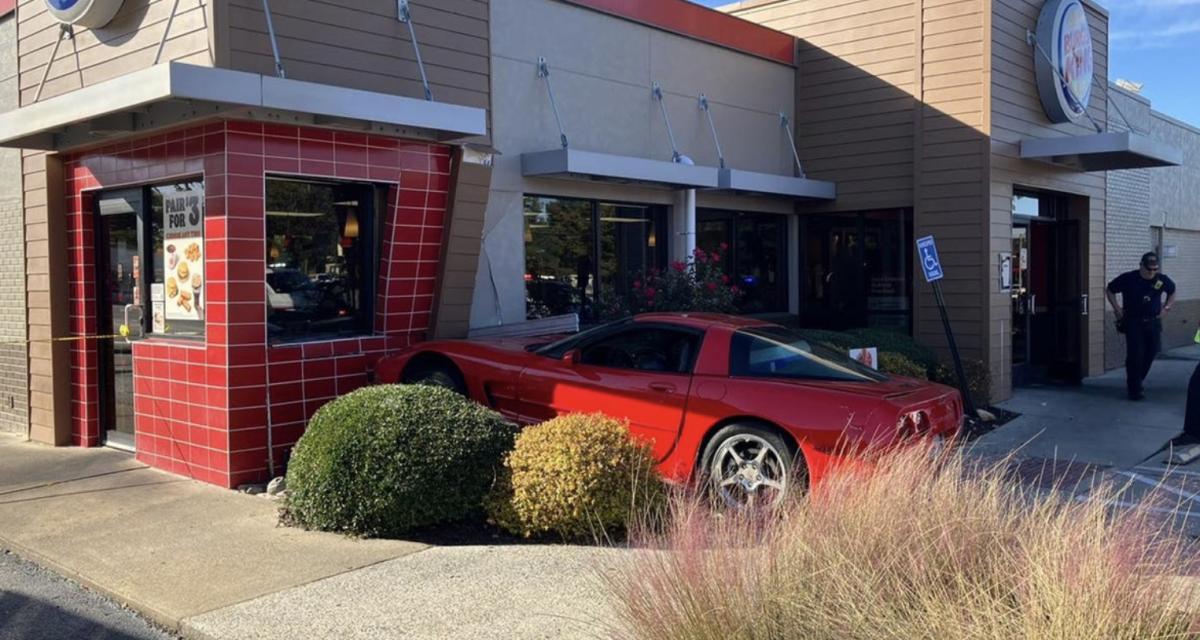 Une corvette enfonce un burger king en se trompant de drive