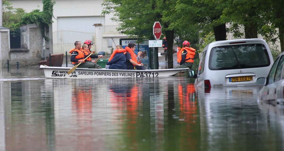 Coincé dans votre voiture pendant une inondation ? Les bons réflexes à adopter