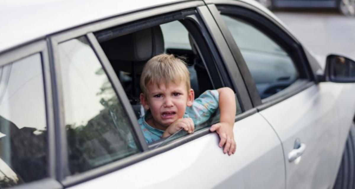 Il vole la voiture d'une mère et sa fille pour partir en vacances(