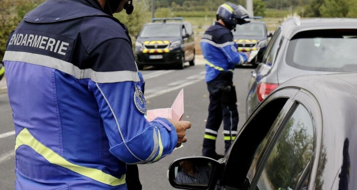 Les gendarmes arrêtent une voiture à toute vitesse et font une découverte palpitante !