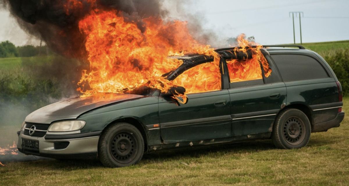 Il met le feu à une voiture pour effacer les traces de vol... de sauce tomate