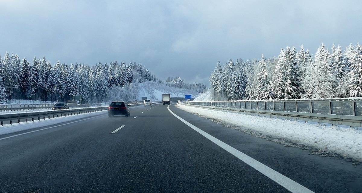 Chutes de neige en France : quels sont les réflexes à adopter pour rouler en toute sécurité ?