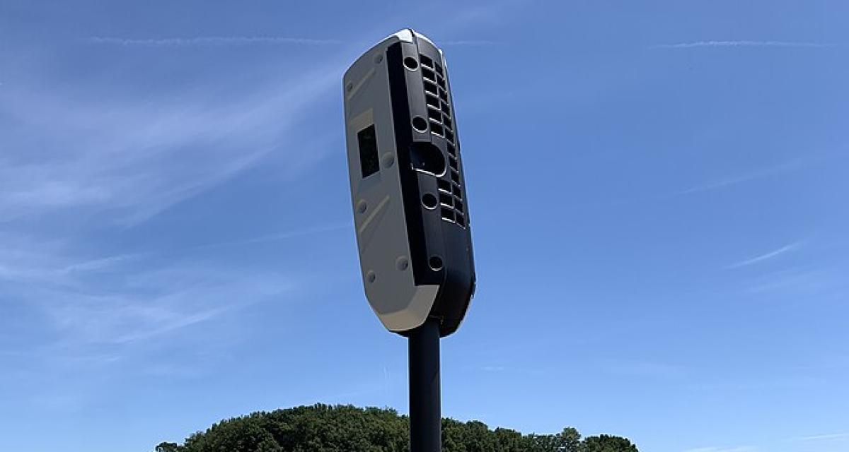 Des radars recouverts de pneus de tracteur, la dernière action choc des agriculteurs