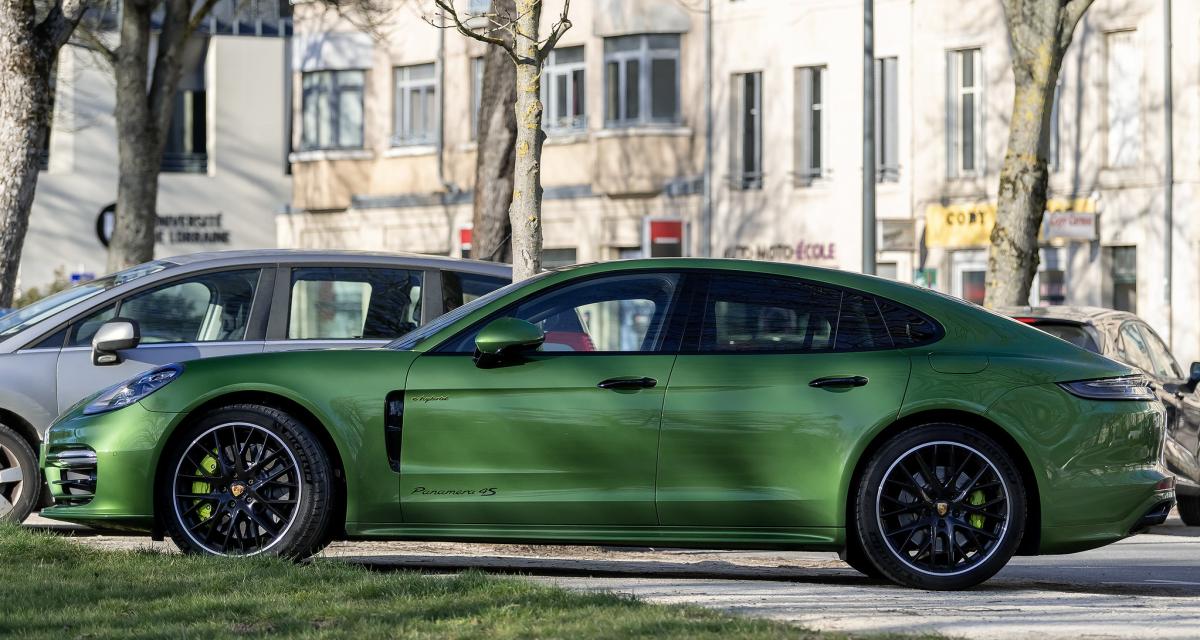 Une Porsche Panamera et un SUV Mercedes GLC aux enchères au milieu d'objets saisis par la justice