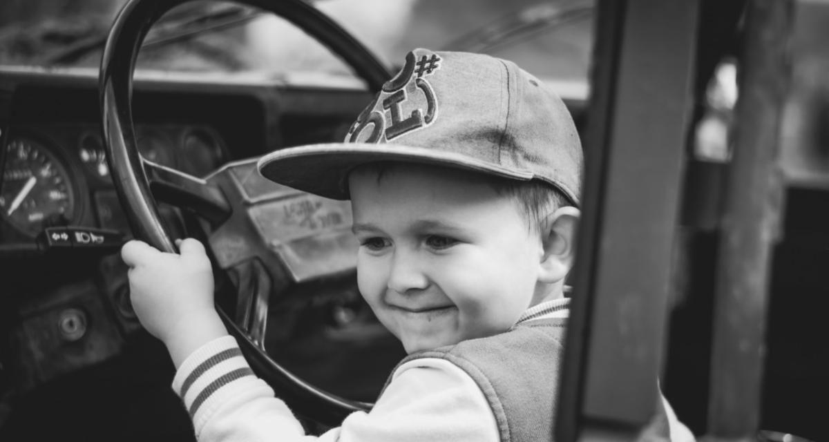 À seulement 9 ans, il vole une voiture et conduit pendant une heure