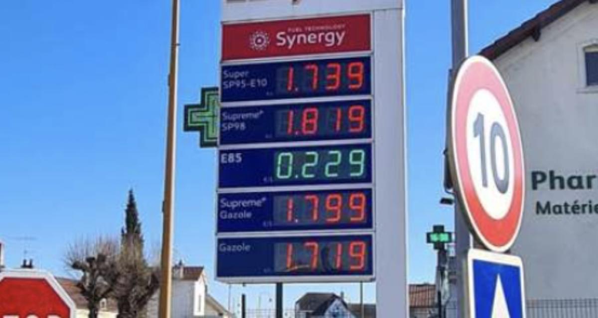 À 7 centimes le litre d'essence, une file d'attente impressionante à la station service