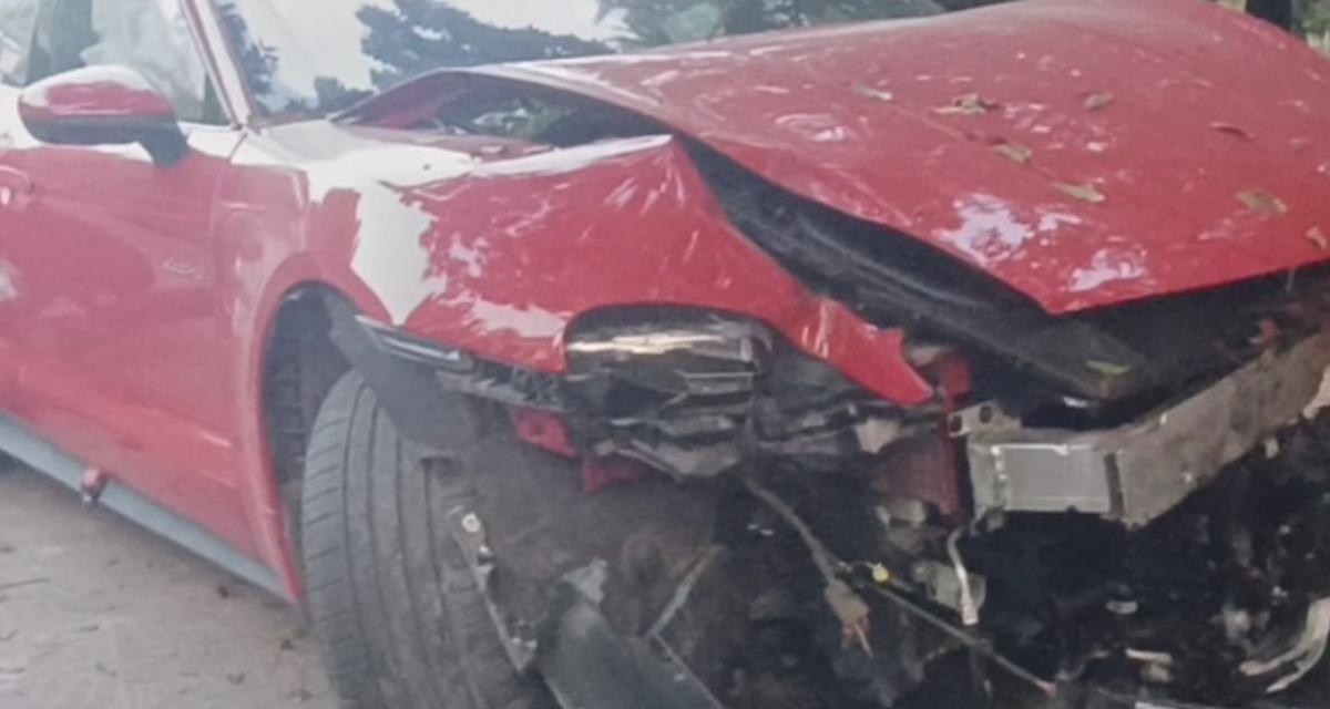 Il abandonne sa Porsche crashée au bord de la route pour une raison étonnante