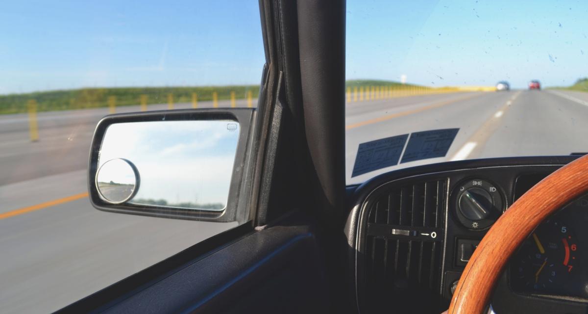 Ils dépouillent une touriste en plein sur l'autoroute, mais la police débarque