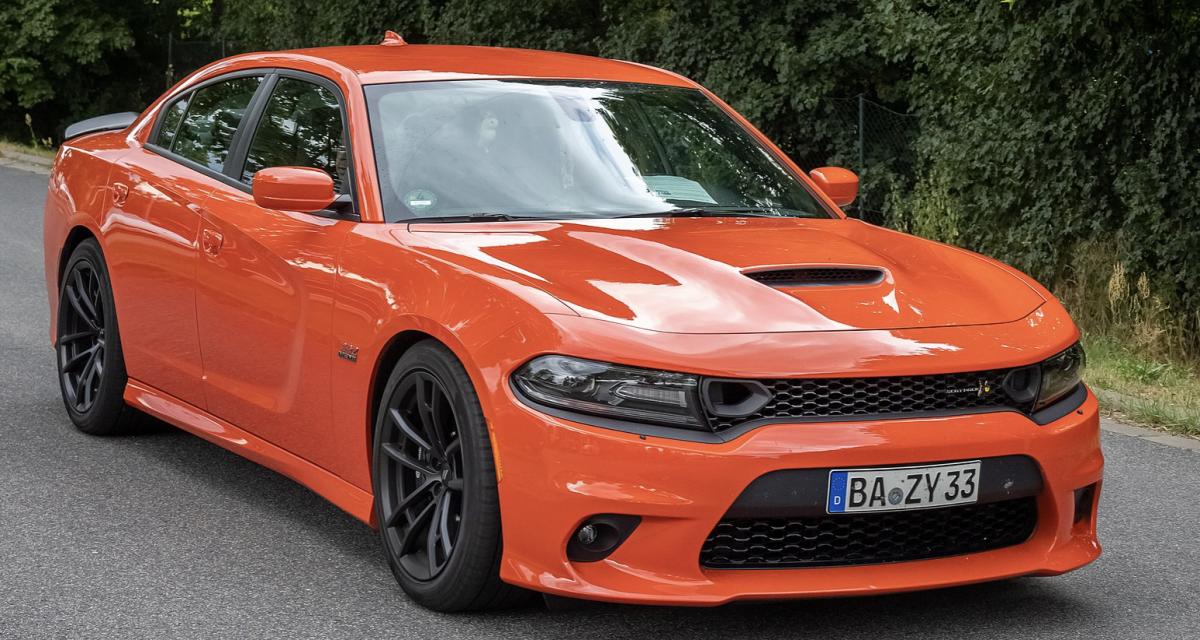 Quand une Dodge Challenger termine... sur le toit d'une maison, ça fait des dégâts !