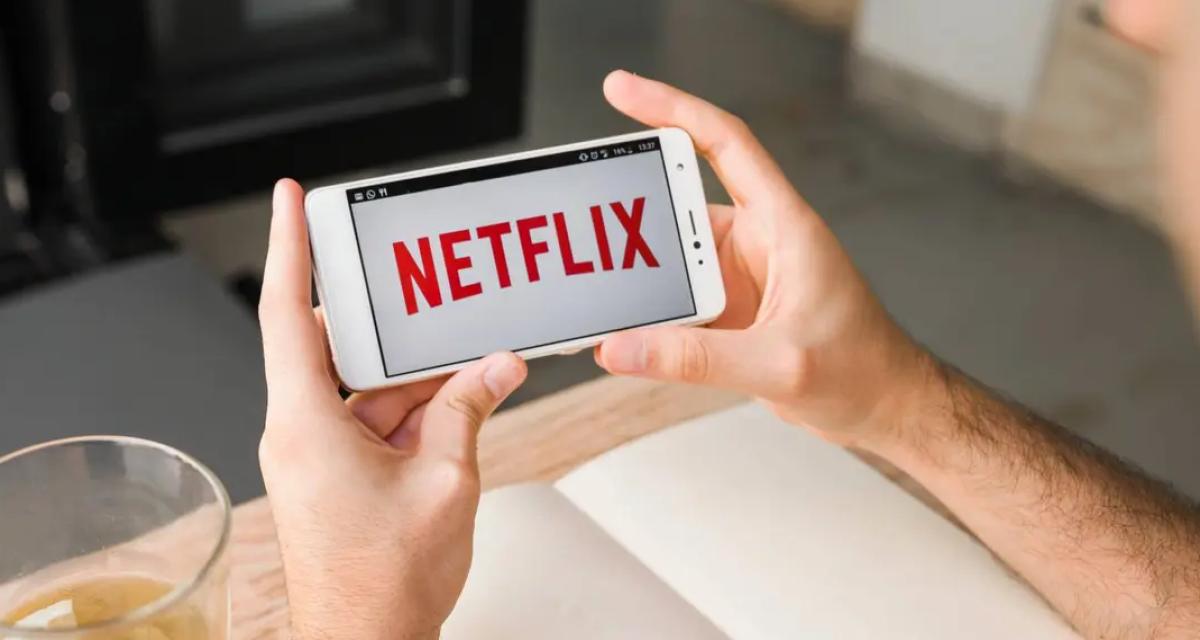 Il regardait Netflix au volant et a provoqué un accident, un homme condamné à 12 mois de prison avec sursis