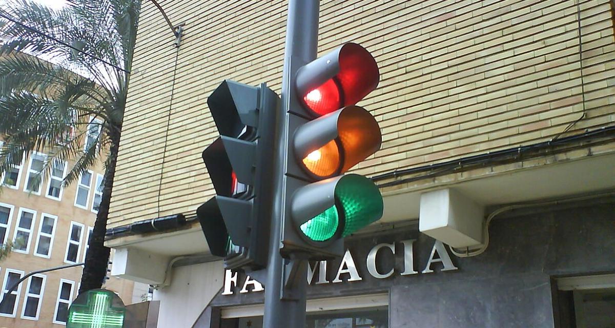 Ce feu tricolore ne passe au vert que si vous respectez les limitations de vitesse !