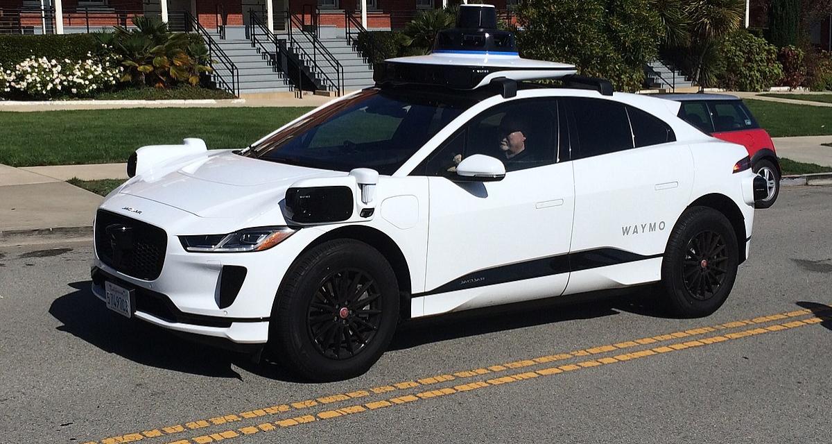 Un taxi autonome pète un câble et réalise 37 tours de rond-point !