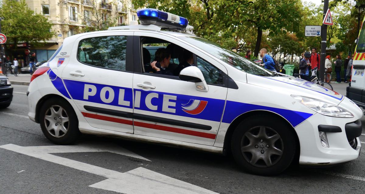 Un automobiliste nie être le conducteur sur la banquette arrière, mais les policiers perçoivent la supercherie