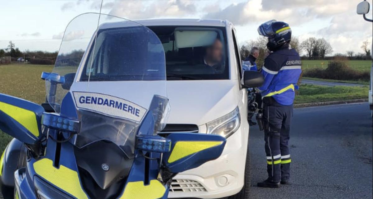 https://img5.autodeclics.com/6/2024/12/photo_article/134347/60541/1200-L-flash-prs-de-200-km-h-les-gendarmes-taquinent-le-chauffard-aprs-son-arrestation.jpg