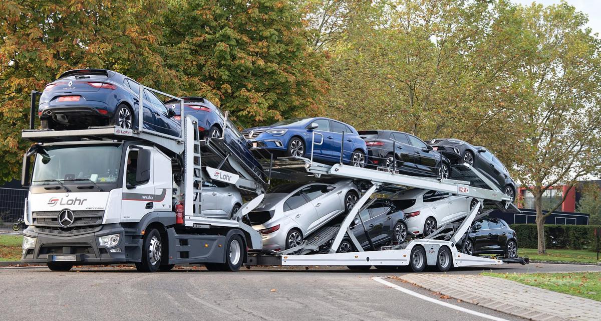 Une voiture quitte son chargement et atterrit sur le toit d'une autre en plein milieu de la circulation