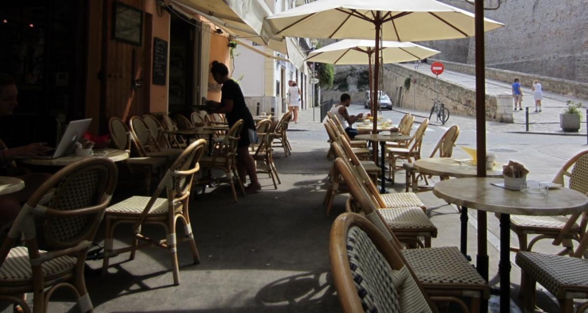 Après un vol dans une voiture, il se pose en terrasse pour compter le butin et se fait attraper