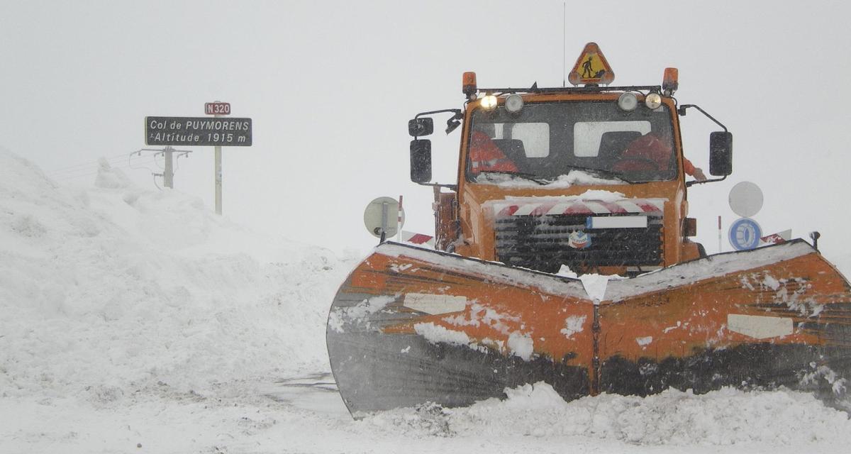 Des débris de glace propulsés par une déneigeuse brisent plusieurs vitres sur le ring