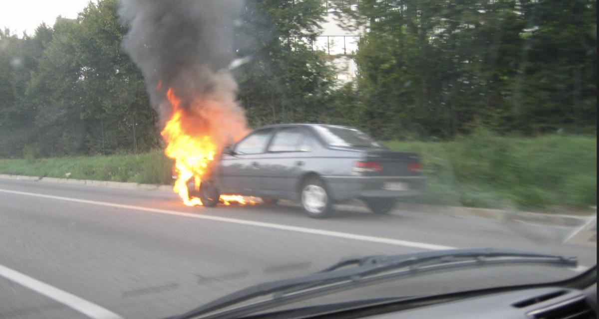 Il veut retoucher la carrosserie de sa voiture avec un chalumeau... il y met le feu