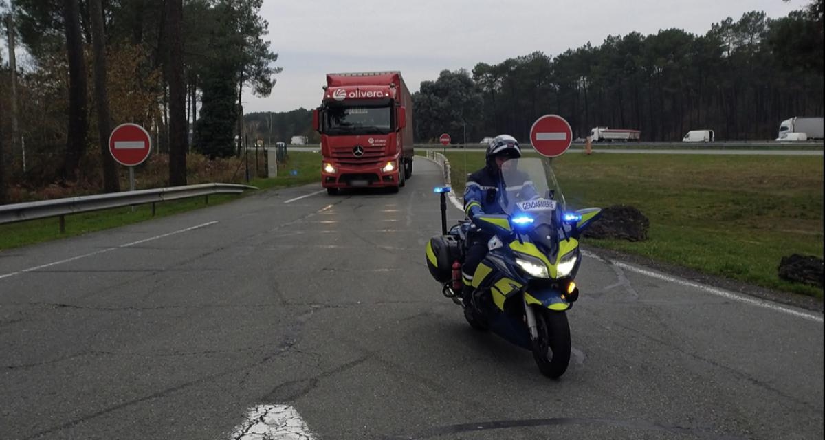 Ils s'arrêtent au milieu de la route pour s'embrouiller et causent un accident