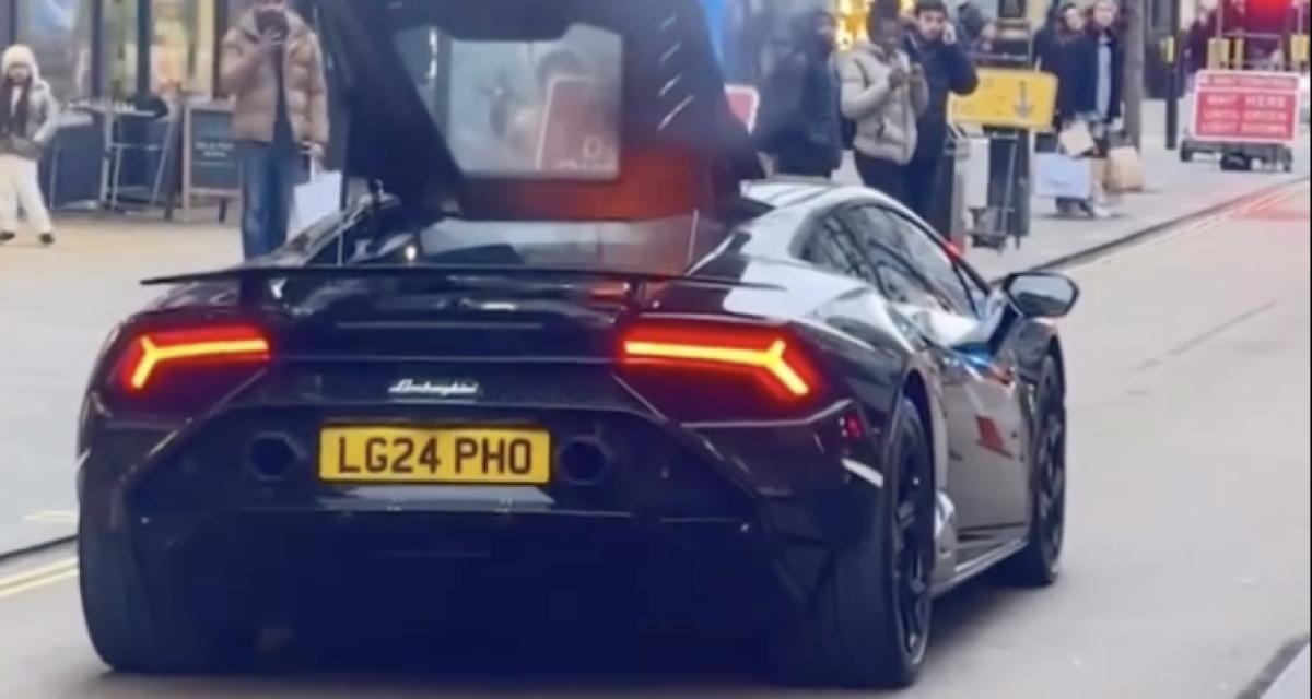 Une Lamborghini Huracan prend feu en pleine rue