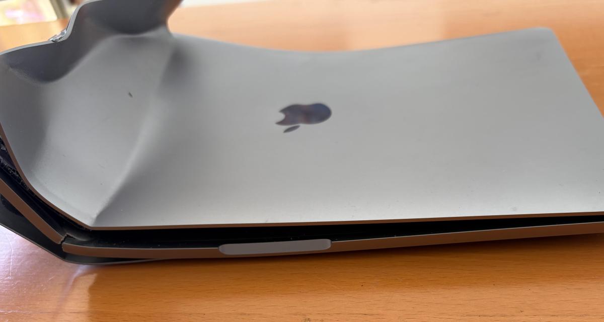 Son MacBook endommagé dans un accident de voiture, Apple refuse de payer la réparation