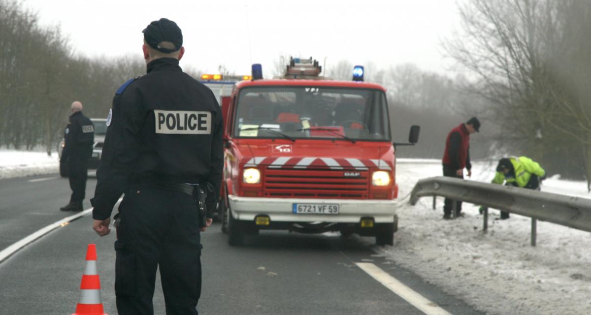 Il oublie de mettre le frein à main et finit coincé dans un champ