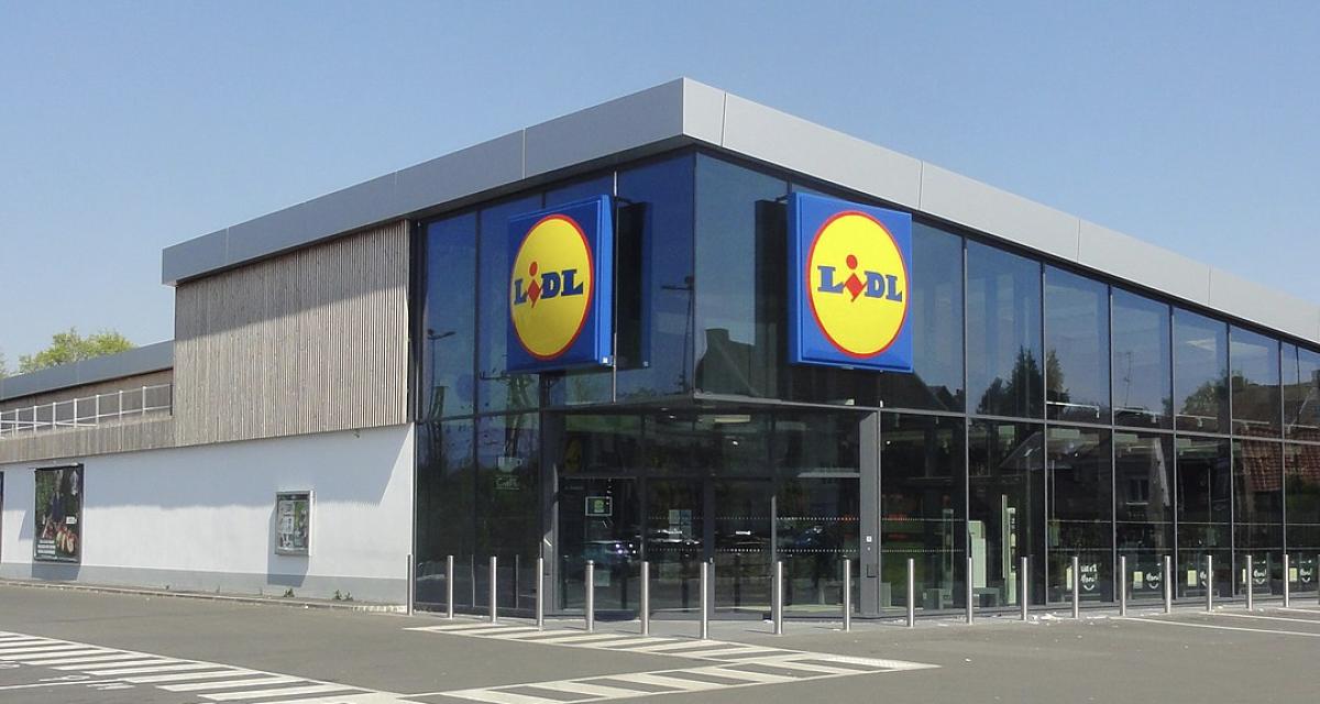 Elle recharge sa voiture chez Lidl et passe la nuit enfermée sur le parking