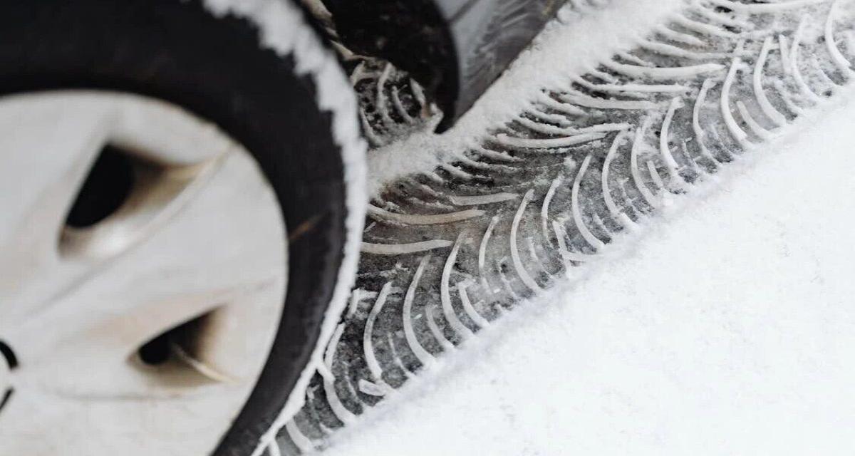 Accident en montagne sans pneus neige : votre assurance peut-elle vous laisser tomber ?