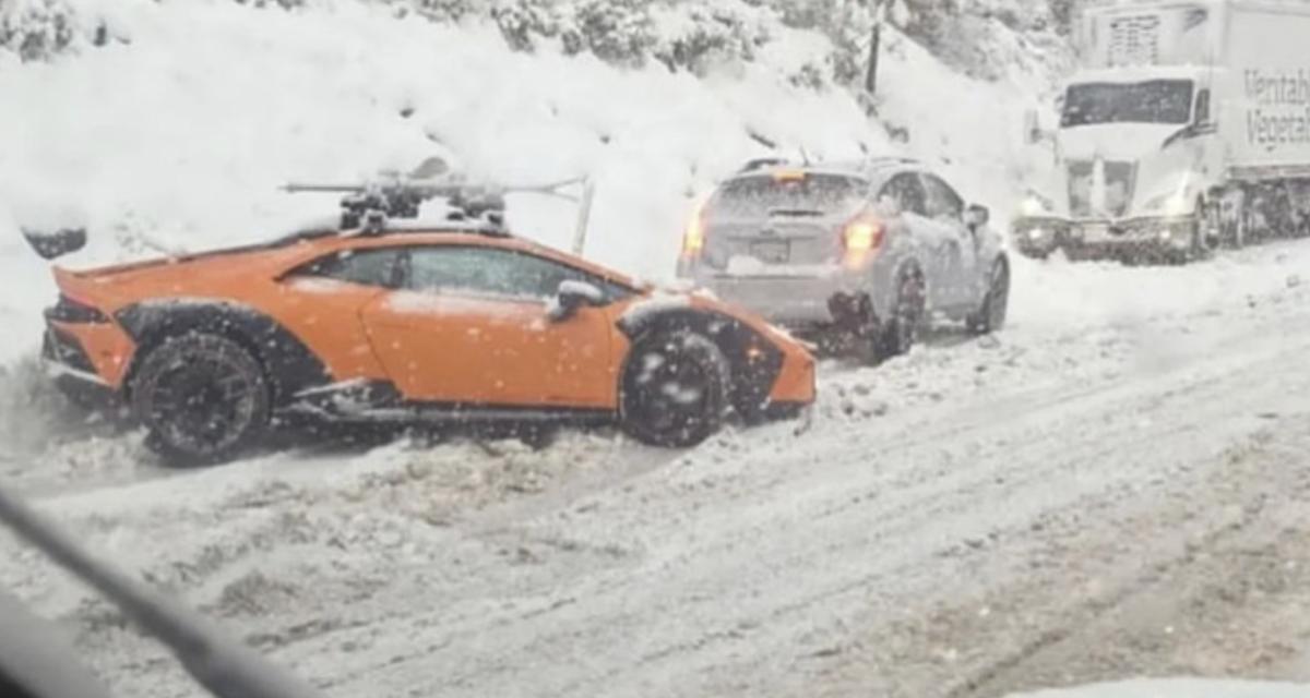 Une Lamborghini Huracan Sterrato coincée dans la neige