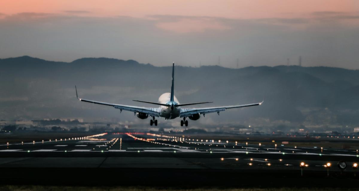 Il comptait récupérer sa grand-mère à l'aéroport et finit sa course sur le tarmac