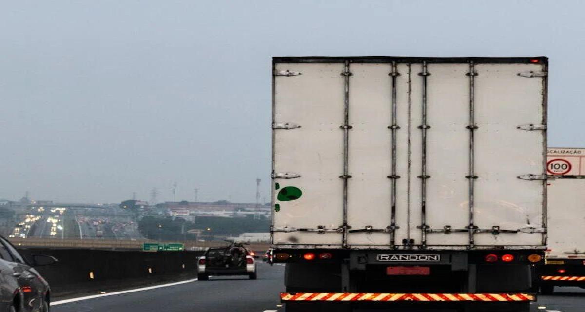 Un camion crée un bouchon surréaliste : deux conteneurs, une seule voie... et le chaos !