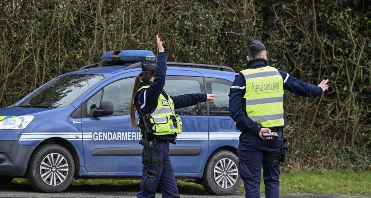 Ivre, il vole une voiture et finit en accident en fuyant la police