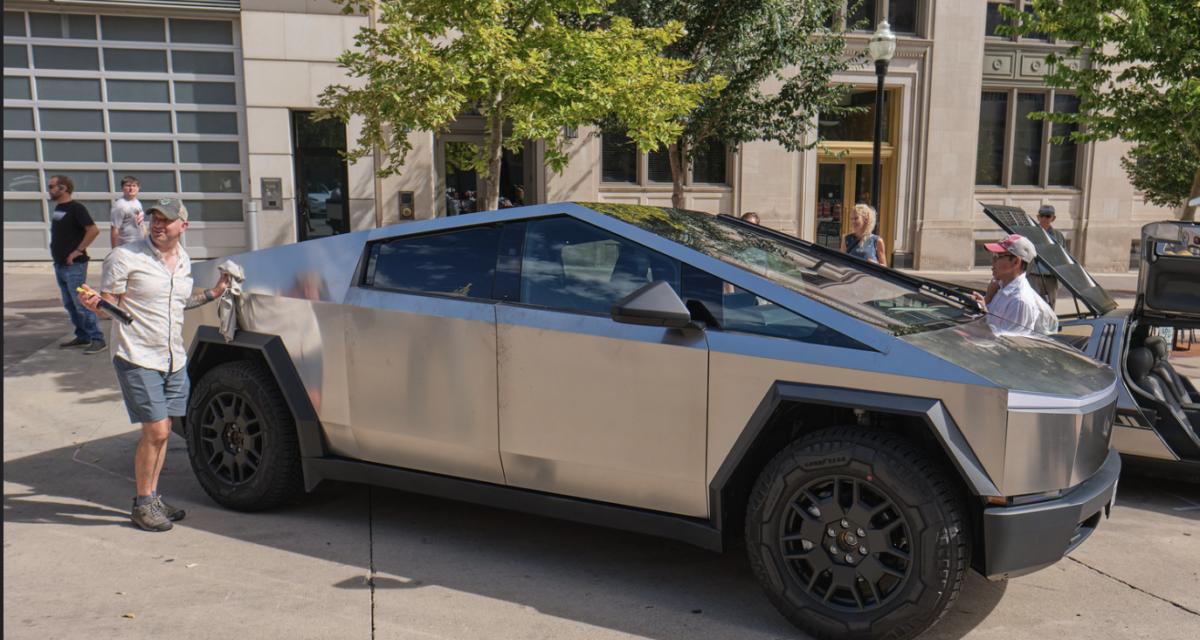 Il retire le covering de son Tesla Cybertruck... un désastre absolu !