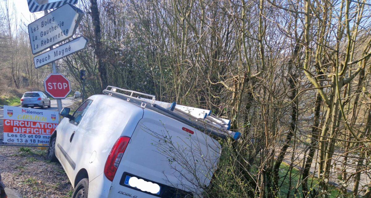 Un véhicule de la fibre tente d'échapper aux gendarmes et finit dans un fossé