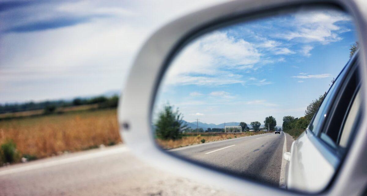 Avec son père au volant, il agresse un homme et son fils pour un simple appel de phares