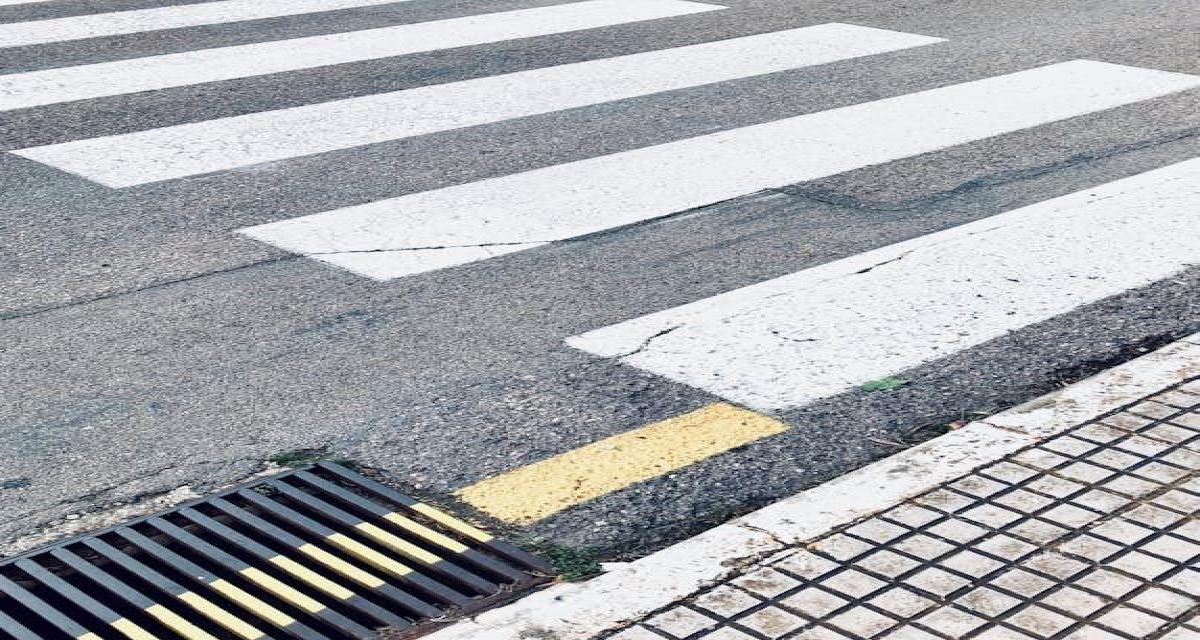 Peut-on se garer sur une plaque d'égout ? Ce que dit la loi et les risques à connaître