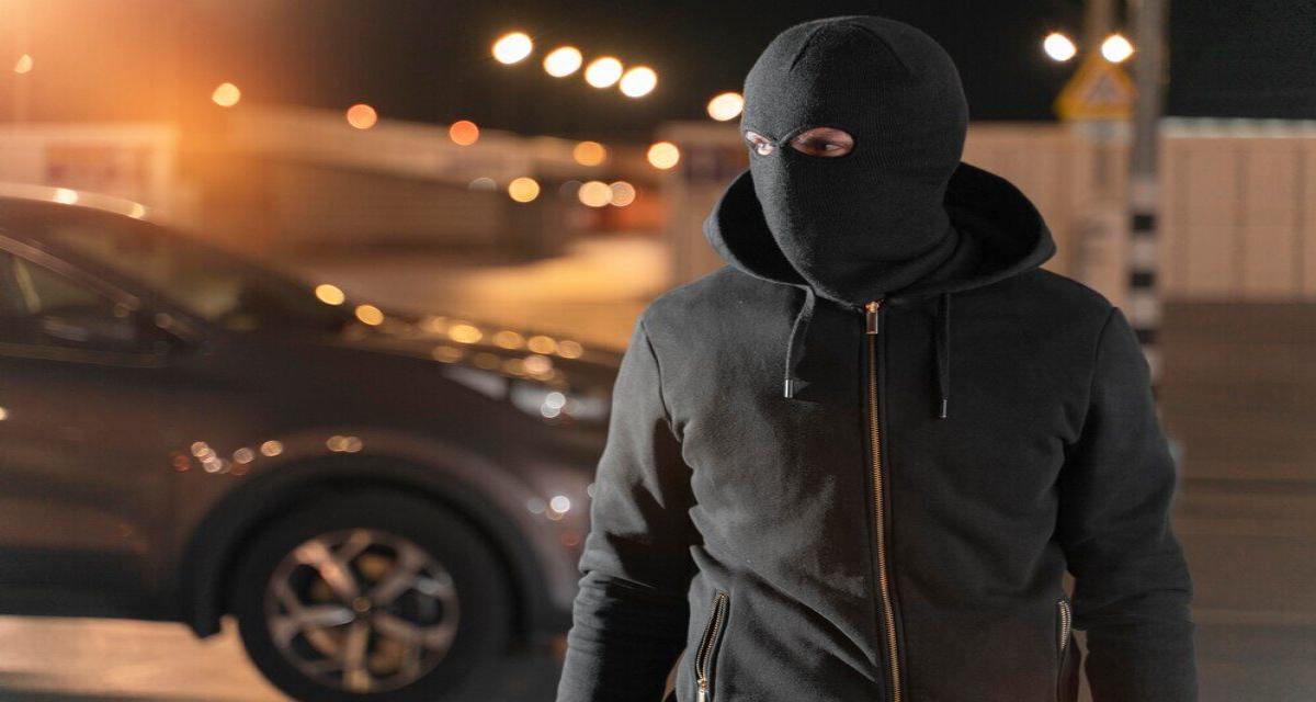 Piégé dans sa propre voiture : sa nuit de cauchemar entre menaces et extorsion