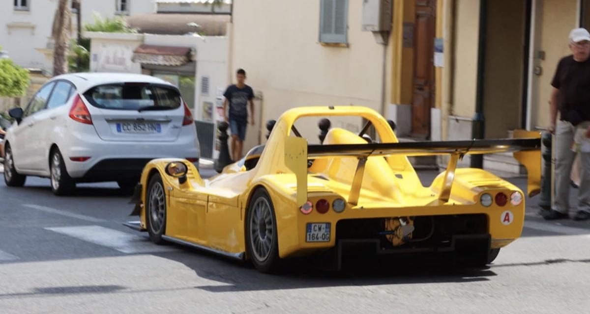 Un ancien pilote livre ses kebabs... en voiture de course !